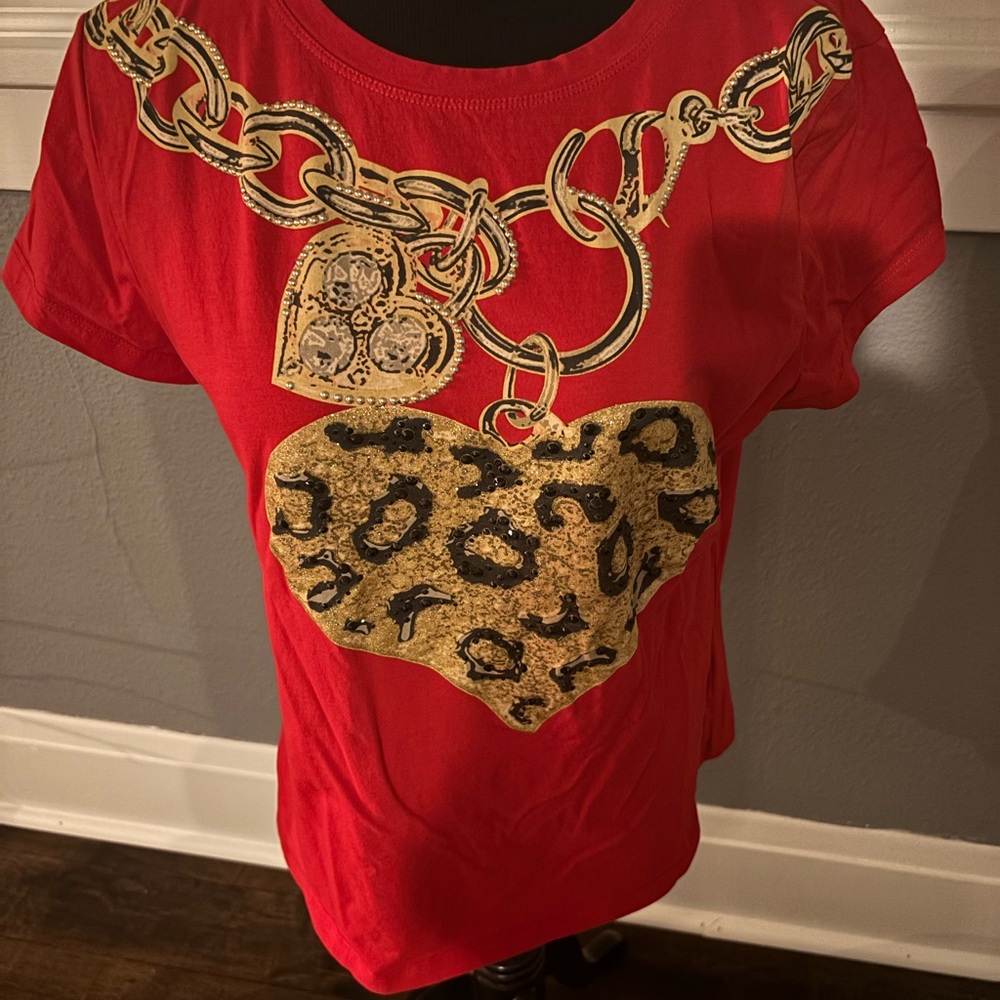 Stylish Red Chain Leopard Heart Women's Tee